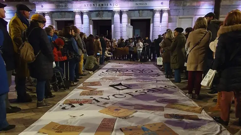 Colectivo Huelva Te Mira en una protesta ante el Ayuntamiento