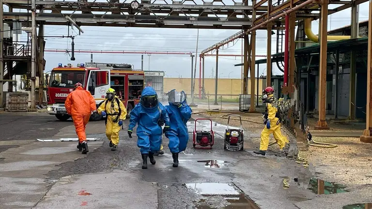 Agentes con trajes NBQ para afrontar el escape de cloro, que puede llegar a ser mortal