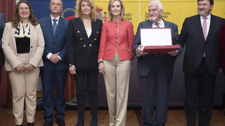 Autoridades junto a Fernando PIneda, en el 45 Aniversario Constituci&oacute;n Espa&ntilde;ola