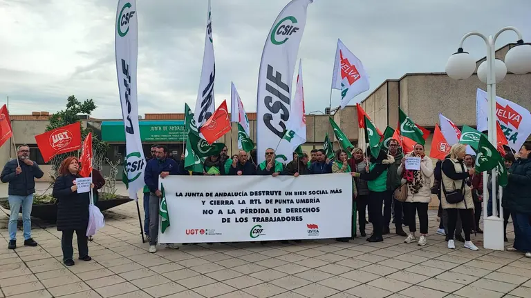 Concentraci&oacute;n ante las instalaciones cerradas