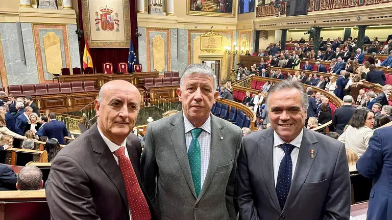 Carmelo Romero, en el centro, junto a González y Félix
