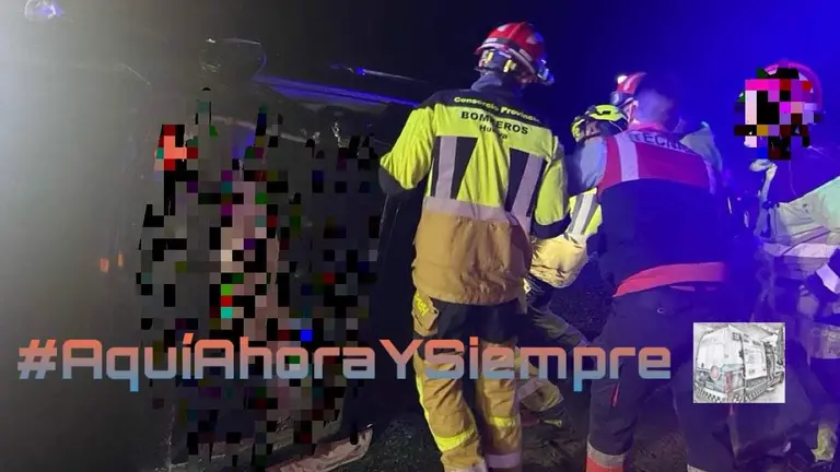Servicios de Emergencia en un accidente en Niebla