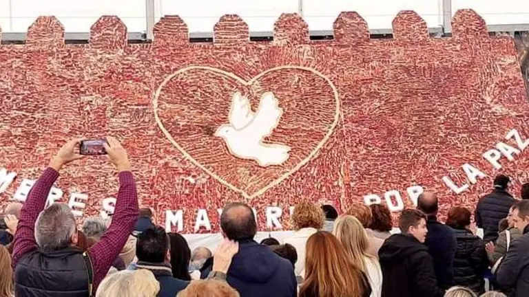 Imagen de esta mañana con la Ración de jamón de bellota más grande del mundo, cortada y servida en vivo en Cumbres Mayores