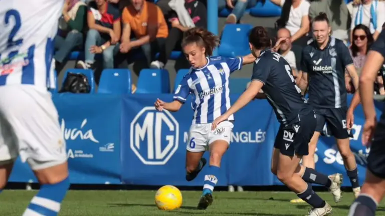 Un ataque sportinguista ante la Real.