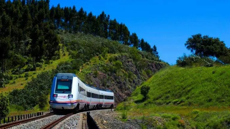 Tren llegando a Cumbres Mayores (Foto: Miguel &Aacute;ngel Gra&ntilde;a)