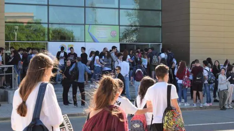 Alumnado llega a la UHU