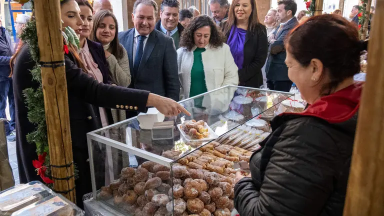 David Toscano visita los stands