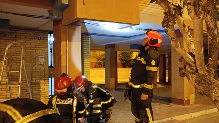 Agentes de Bomberos, anoche, tras el &uacute;ltimo robo y escape de gas en el Pol&iacute;gono