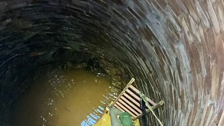Interior del pozo durante el rescate