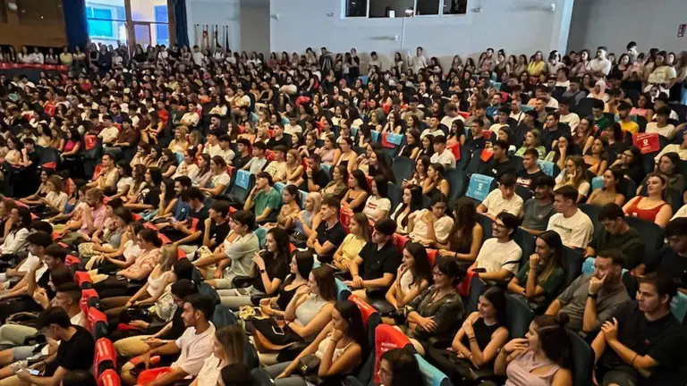 Alumnado de la UHU en una charla