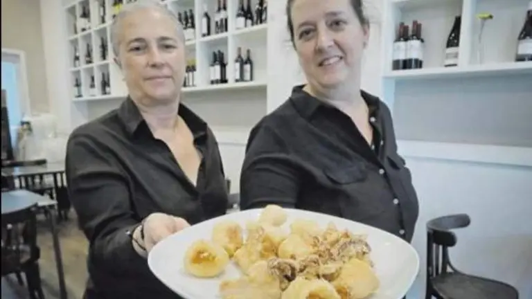 Dona Vázquez y Lola, en La Coruña