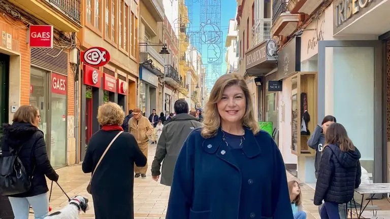 Berta Centeno, junto a la zona de comercios de la capital