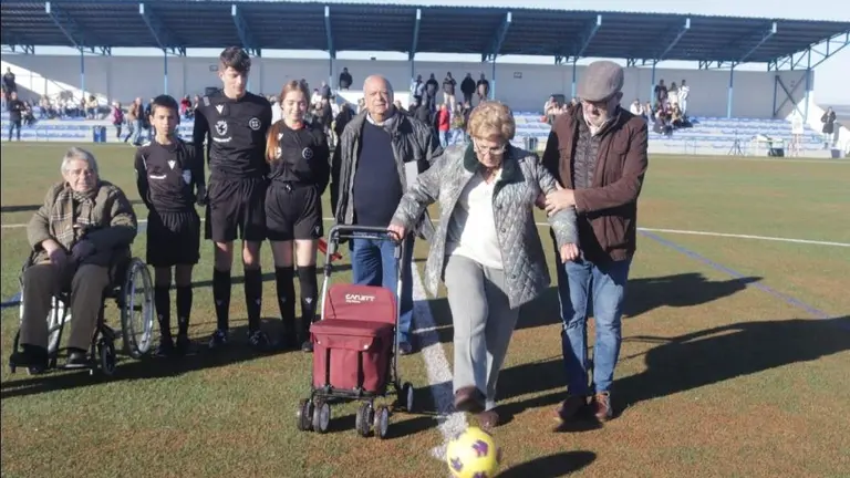 Teresa Paús hace el saque de honor