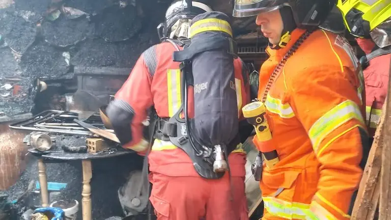 Bomberos del Consorcio en el lugar del fuego