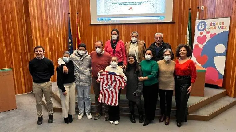 Emocionada entrega del regalo de Reyes a Paula