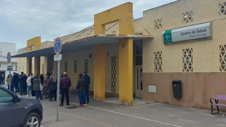 Colas en el centro de salud del Molino