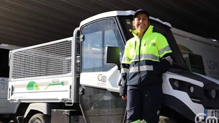 Uma das novas viaturas e o novo fardamento
