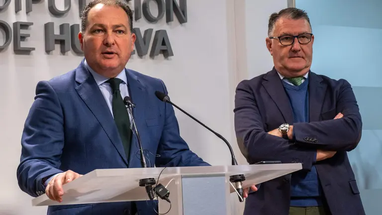 El presidente, David Toscano, explica el funcionamiento de la sede comarcal de Aracena