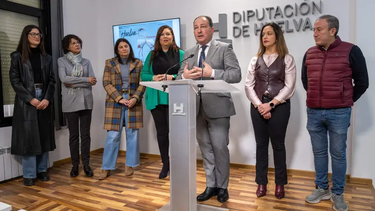 David Toscano, acompañado por responsables de empresas del sector que participarán en Simof