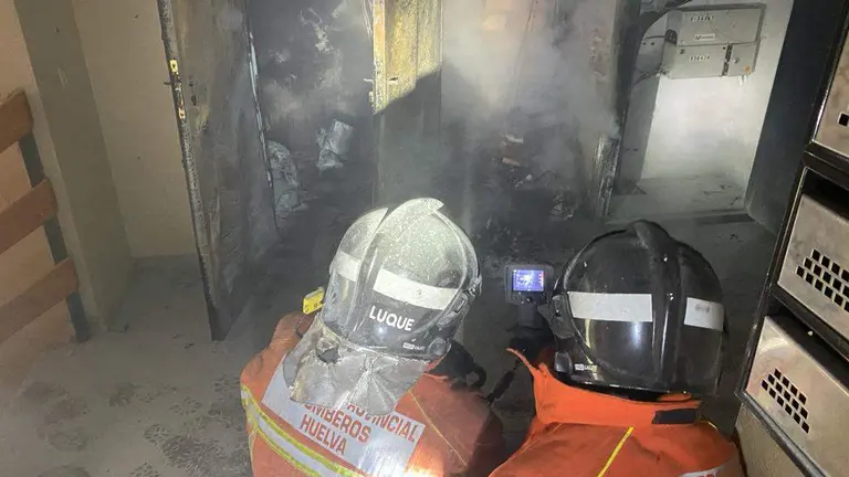 Bomberos durante el operativo