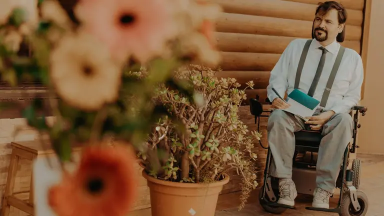 Carlos López, en su casa