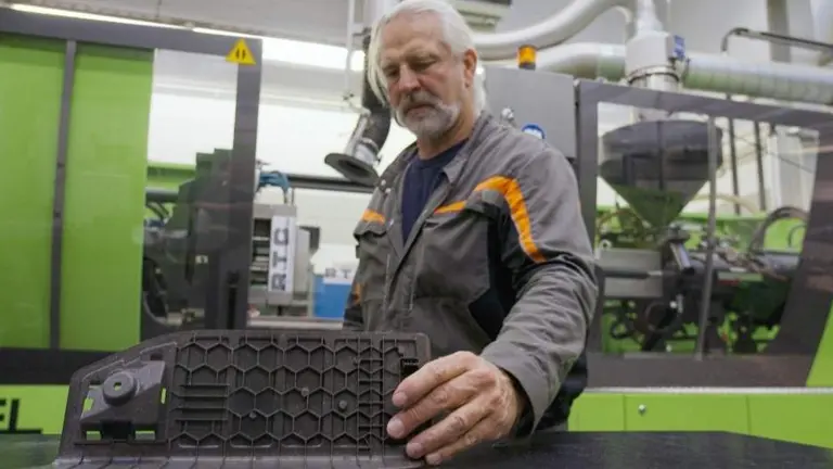 Un ingeniero de Ford trabaja en el proyecto