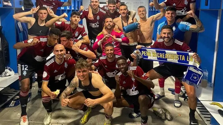 La felicidad del vestuario del Recre.