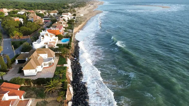 El mar asedia a El Portil con cada marejada que llega