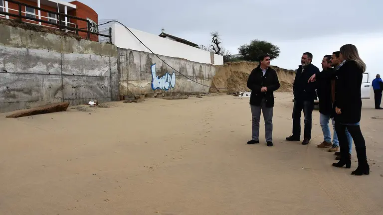 Visita de Hern&aacute;ndez Cansino a la playa de El Portil