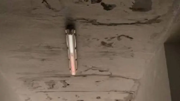 Una de las aulas en mal estado