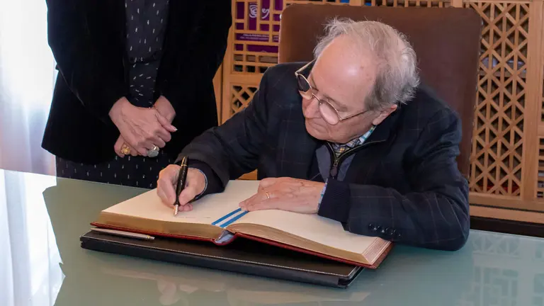 Juan P&eacute;rez Mercader, de visita en Huelva firma en el libro de honor del Ayuntamiento