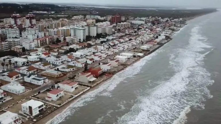 El mar asedia la playa lepera de La Antilla