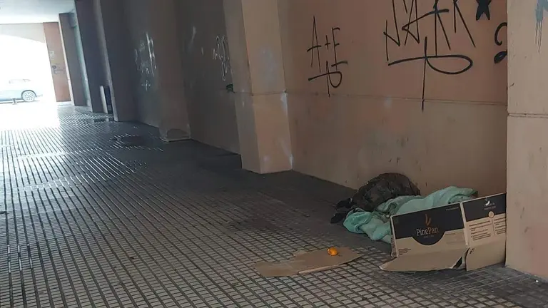 Una persona sin hogar en un pasaje del centro de la capital