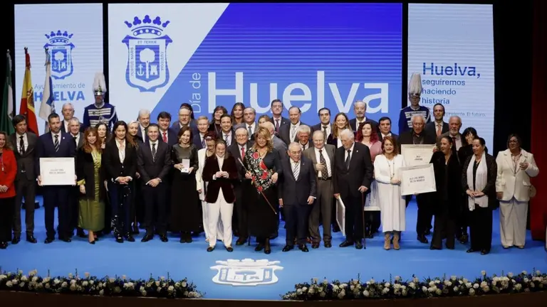 Foto de familia de los galardonados en el D&iacute;a de Huelva