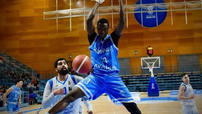 Pape Sow destroza el aro del Almansa.