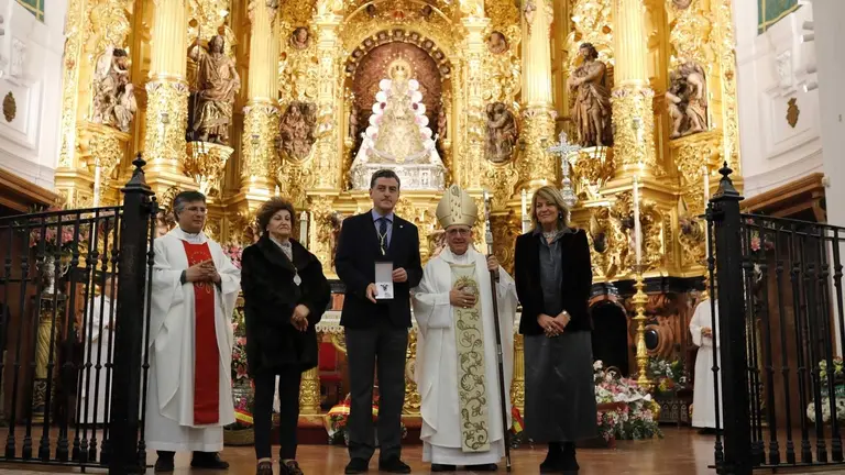 Entrega de la Medalla al presidente de la Matriz y a la camarista de la Virgen