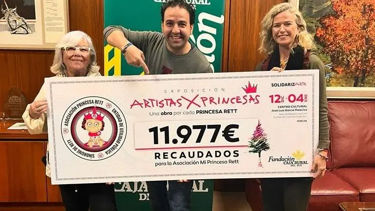 Foto de la entrega por parte de la Fundación Caja Rural del Sur de la recaudación en la exposición solidaria de Navidad