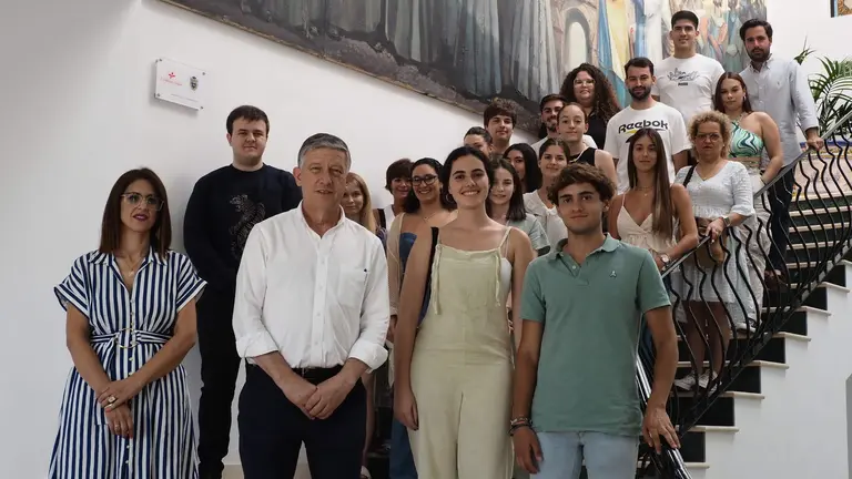 J&oacute;venes que cursan sus estudios en el extranjero, junto al alcalde de Palos