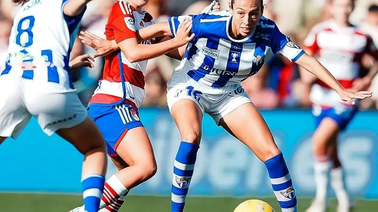 Castelló protege un balón en el Granada-Sporting.