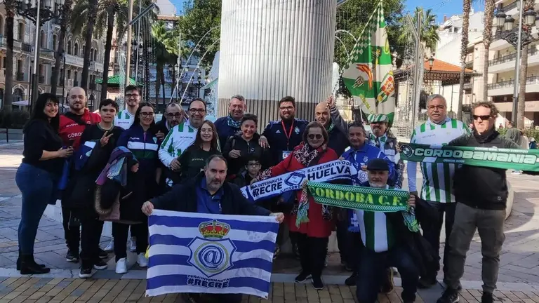 Aficionados del Recre y del Córdoba hermanados.