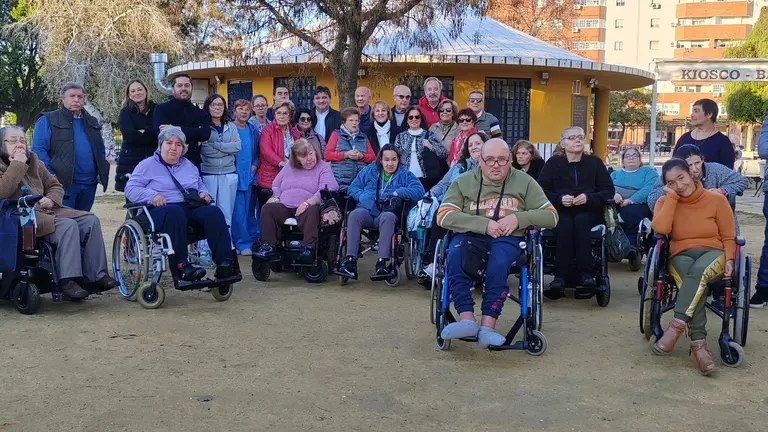 Concejales socialistas junto a vecinos del barrio del Molino
