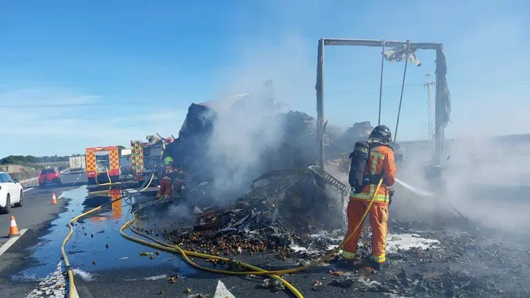 Incendio en la salida de Villarrasa de la A49
