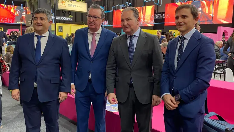 González, en FITUR, junto al presidente de la Diputación y el delegado del Gobierno andaluz