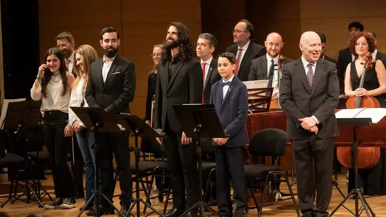 240124. El tenor Juan Ramos, en el centro de la foto