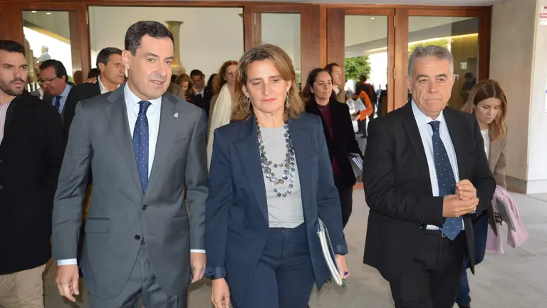 Francisco Bella, junto a la ministra Ribera y el presidente Juanma Moreno