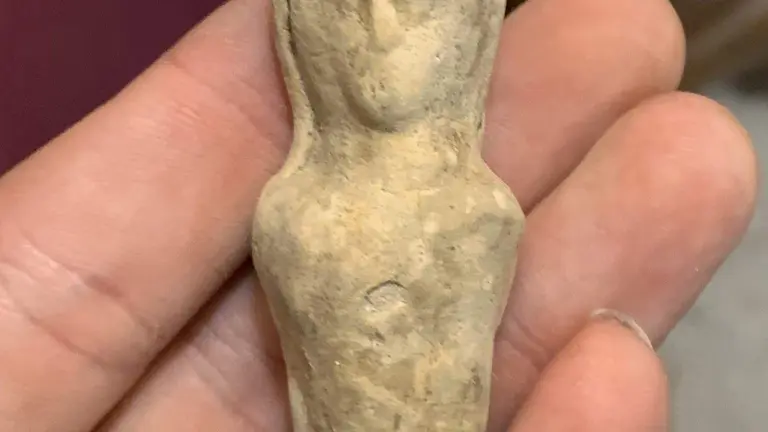 Silbato con detalles muy femeninos tallado que ha aparecido en una laguna de Doñana