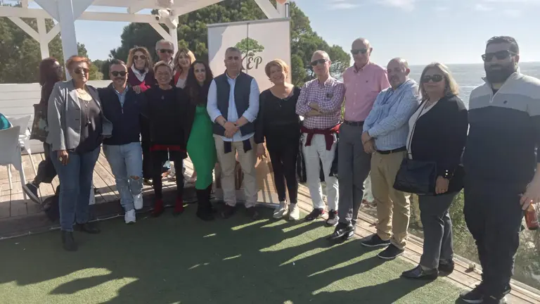 Foto de familia de la puesta de largo de la Asociación