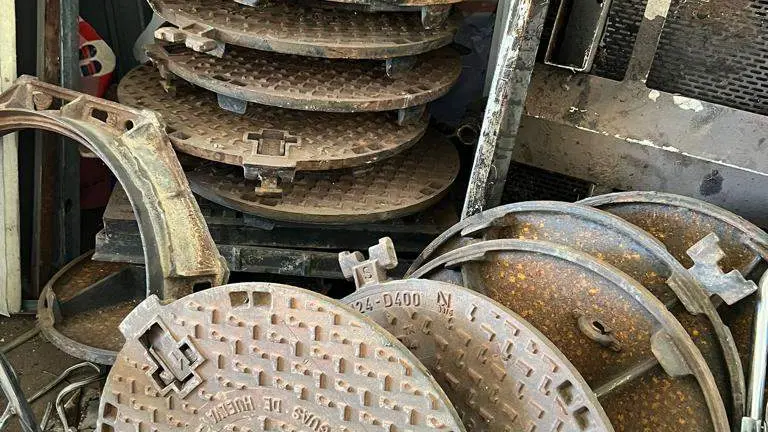 Tapas de alcantarilla sustraidas