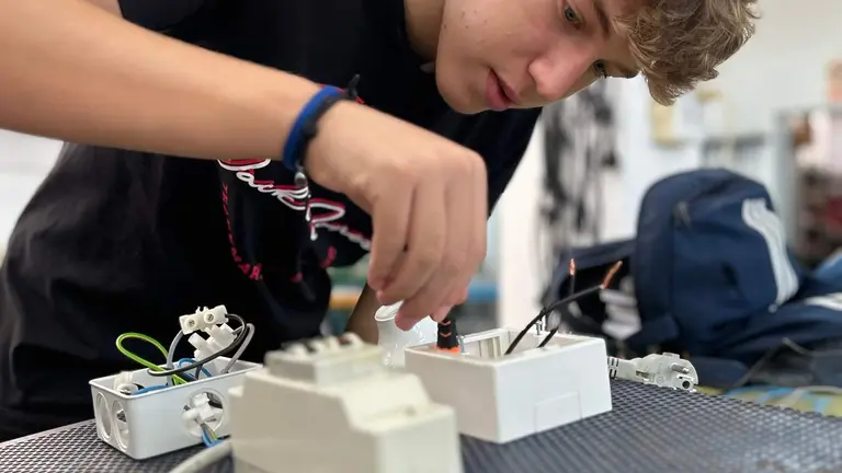 Un alumno en una clase práctica