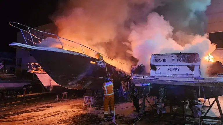 Efectivos del Consorcio en el incendio de la nave (Foto: Consorcio)